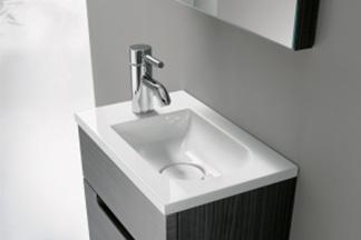 Waschbecken und Spiegel