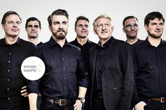 Experten in schwarz mit Logo