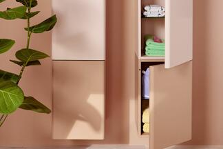 zwei bicolore Hängeschranke mit ungeöffneter bzw. geöffneter Tür 