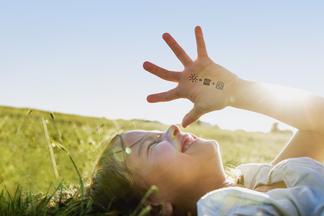 Kind hält Hand in den Himmel