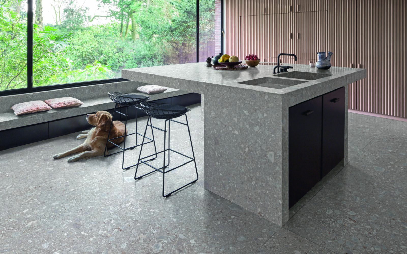 Küche mit Kücheninsel aus XXL Fliesen von Marazzi 