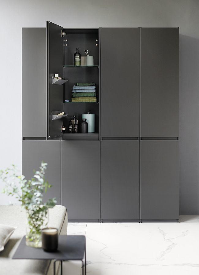 Dunkler Hochschrank der Kollektion Lin20 von burgbad