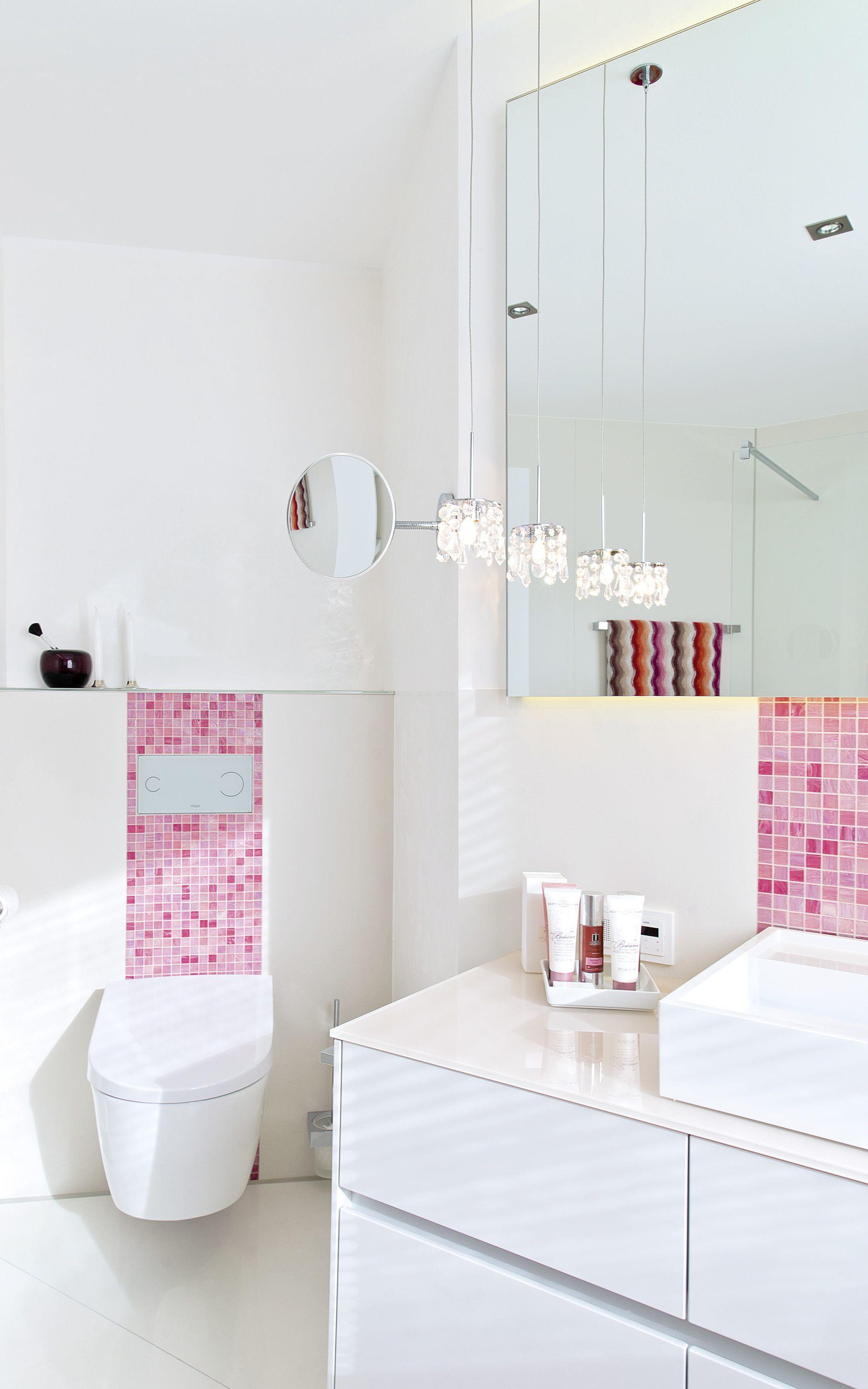 Dusch-WC und Waschtisch