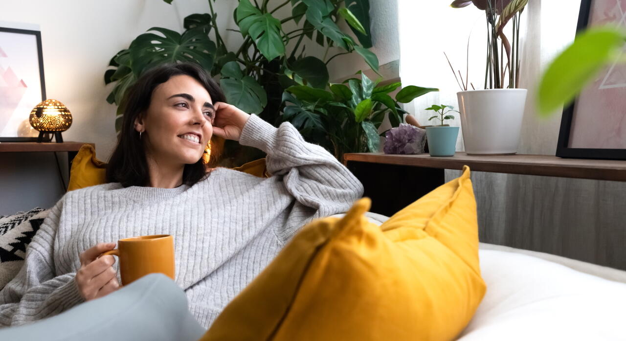 Frau_Waerme+Strom_Wohnzimmer_Couch_happy_1280x697