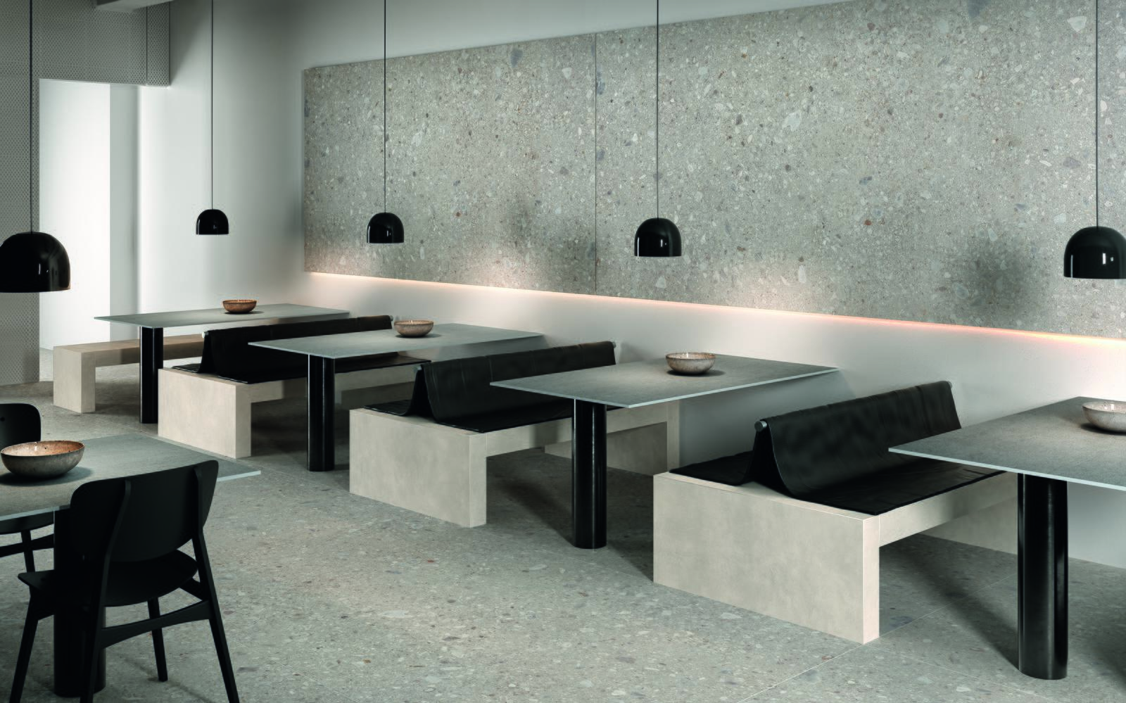 Kantine mit Sitzgruppen und großen Fliesen von Marazzi