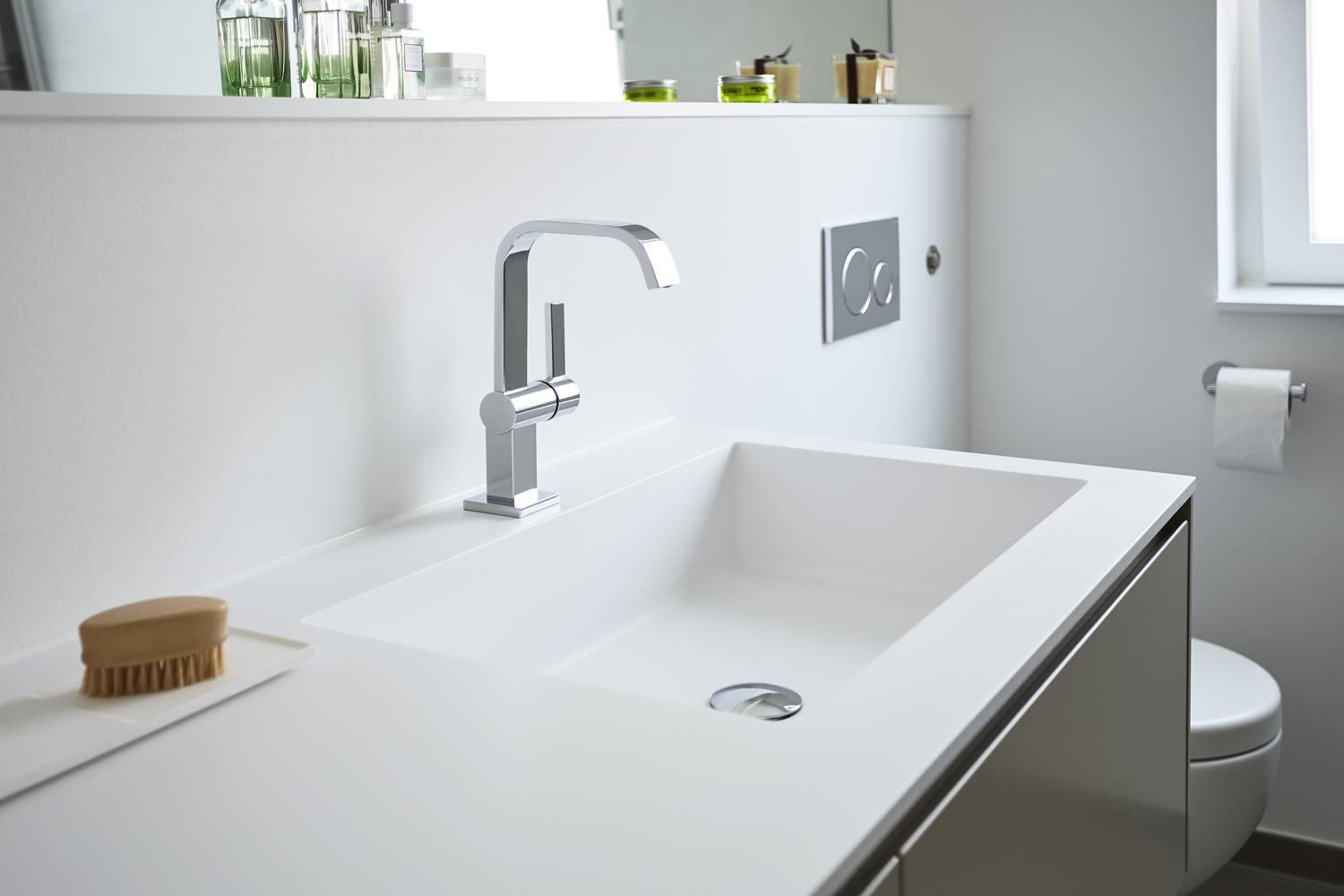 Waschtisch mit silberner Armatur