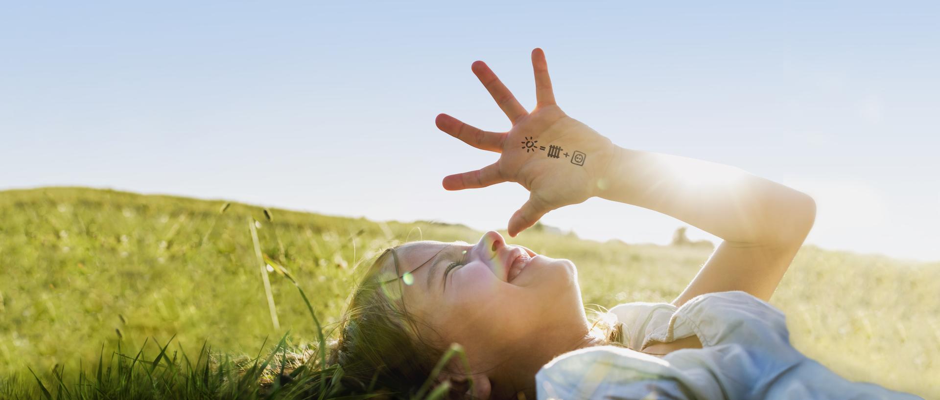 Kind hält Hand in den Himmel