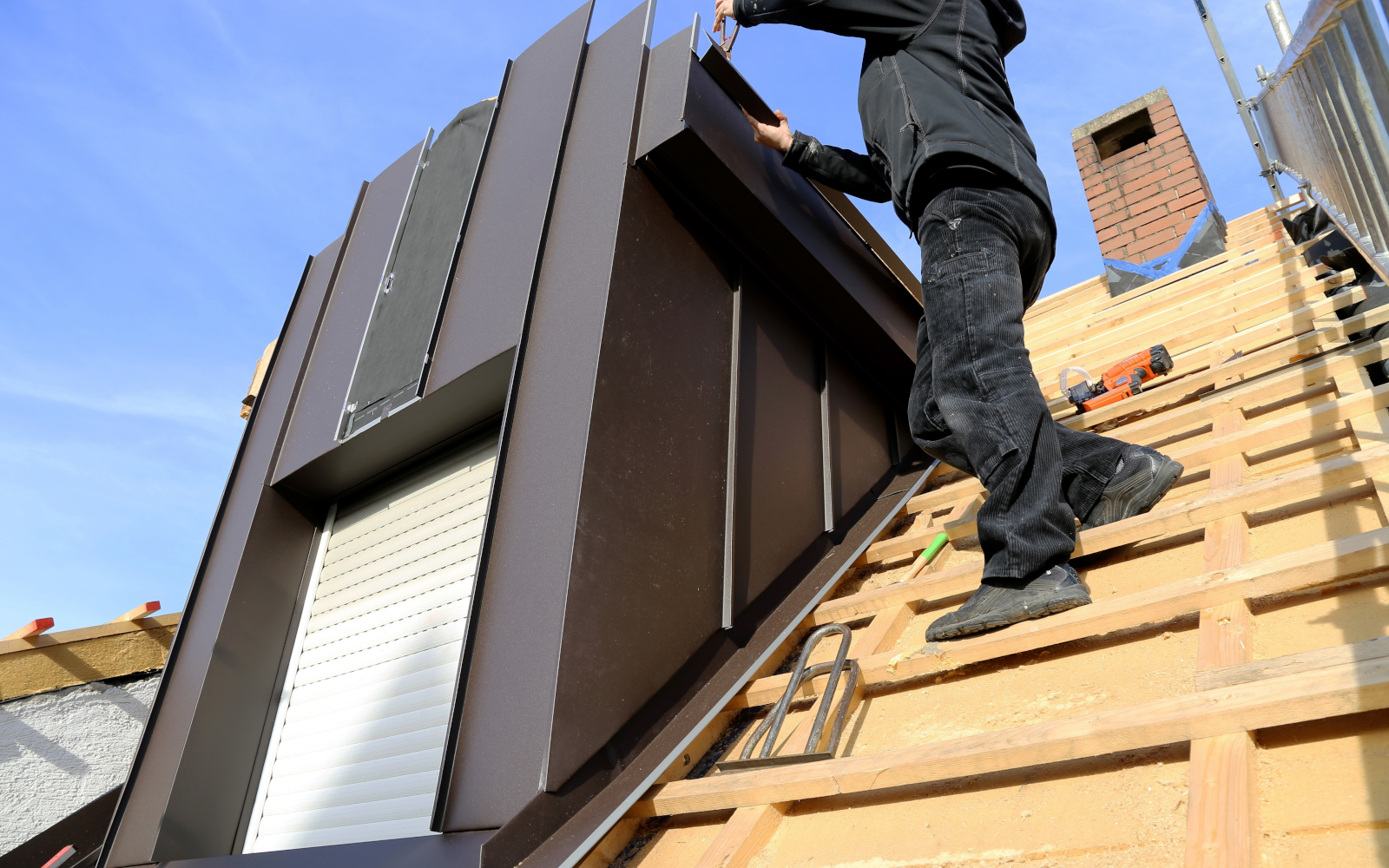 Witterungsschutz-Arbeiten auf einem Dach