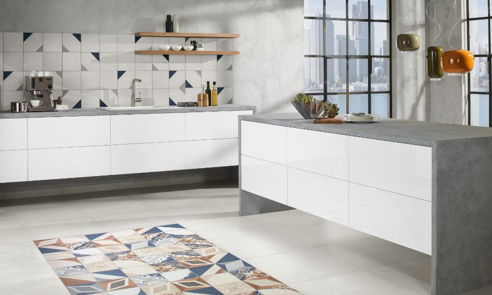 Küche mit gemusterten Wandfliesen